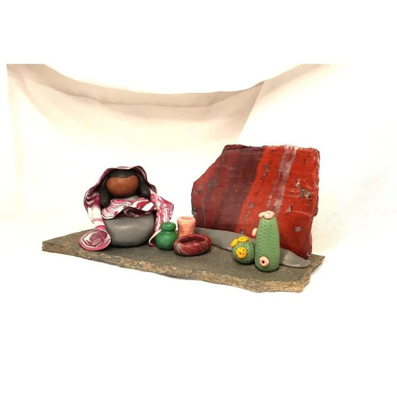 Southwestern Native Clay Figurine On Slate And Jasper Signed By J.K. SEVERSON - Picture 3 of 15